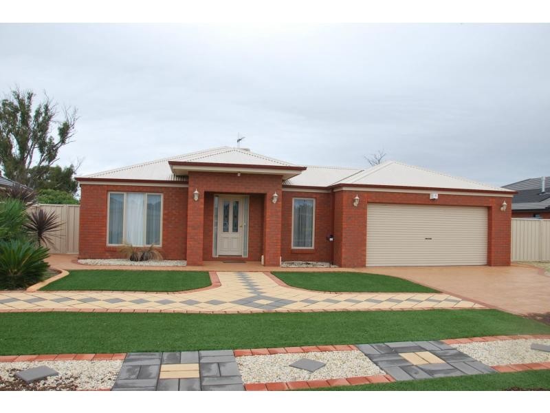 22 Nugget Fuller Drive, Tocumwal NSW 2714
