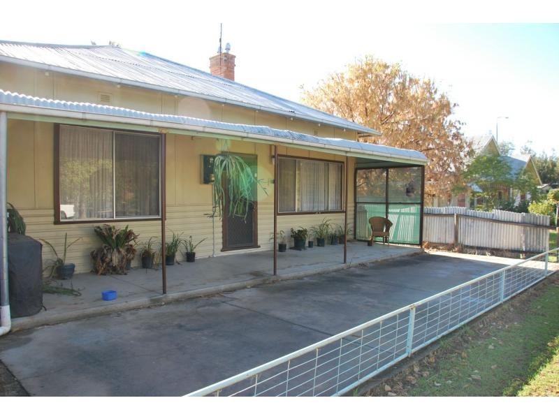 35 Anzac Avenue, Tocumwal NSW 2714