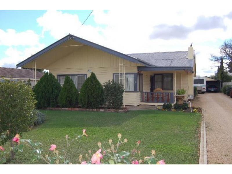 17 Moore Street, Katamatite VIC 3649