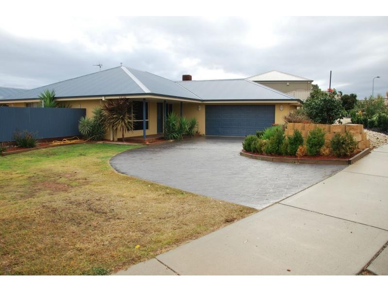28 Apricot Circuit, Cobram VIC 3644