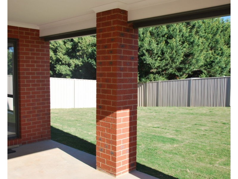 8 Mavis Steward Drive, Barooga VIC 3644