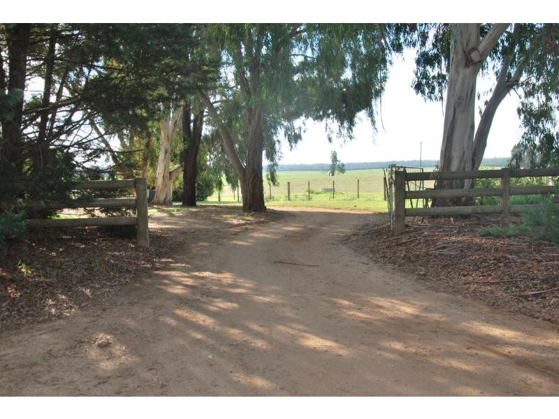9 Cemetery Road, Cobram East VIC 3644