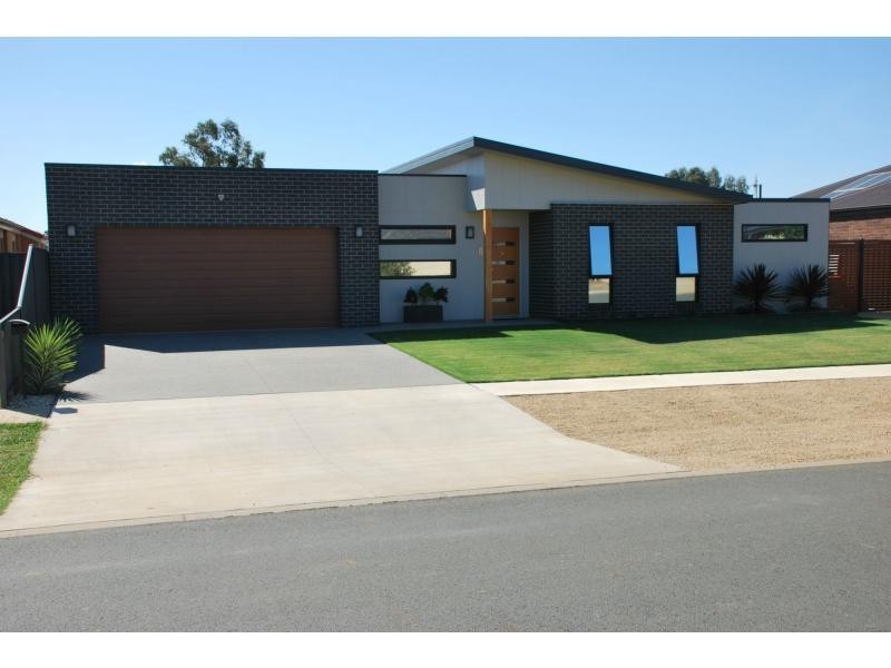 8 Dudley Park Lane, Cobram VIC 3644