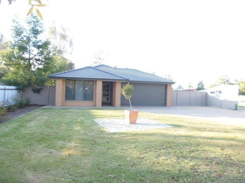 23 Anzac Avenue, Tocumwal NSW 2714