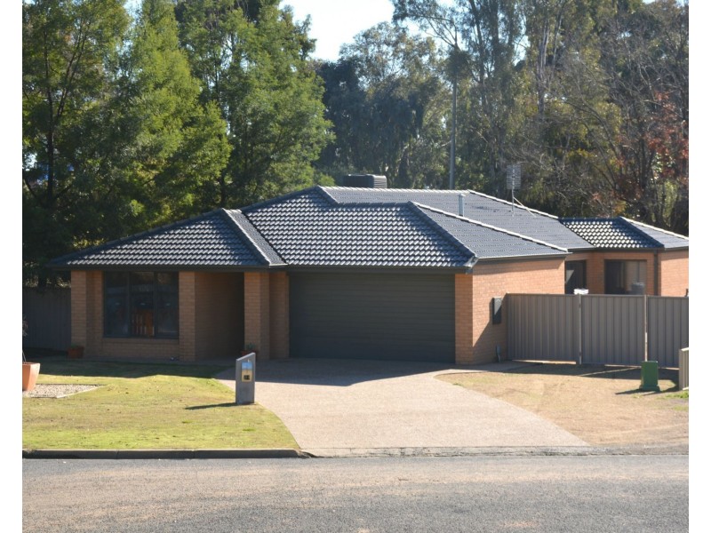 23 Anzac Avenue, Tocumwal NSW 2714