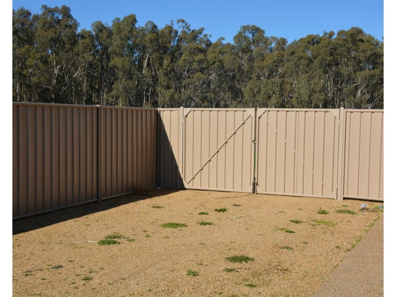 23 Anzac Avenue, Tocumwal NSW 2714