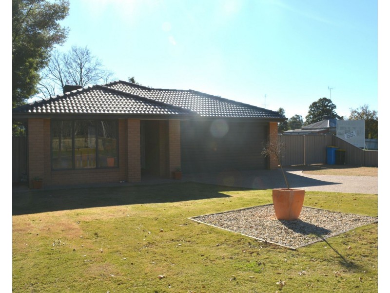 23 Anzac Avenue, Tocumwal NSW 2714