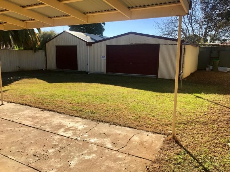 11 Lisfarron Avenue, Cobram VIC 3644