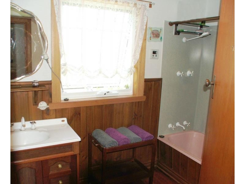 24 Elizabeth Street, Penguin TAS 7316