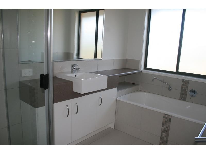 4 Grimes Terrace, Burnside QLD 4560