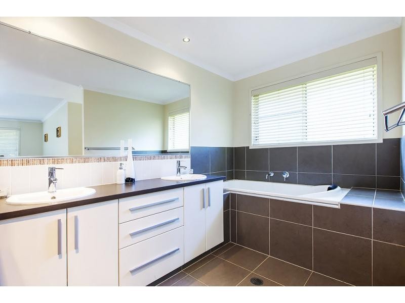 20 WHITE CEDAR Place, West Woombye QLD 4559