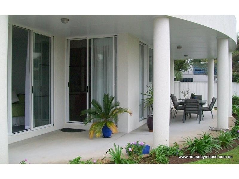 59 McIntosh Avenue, Elliott Heads QLD 4670