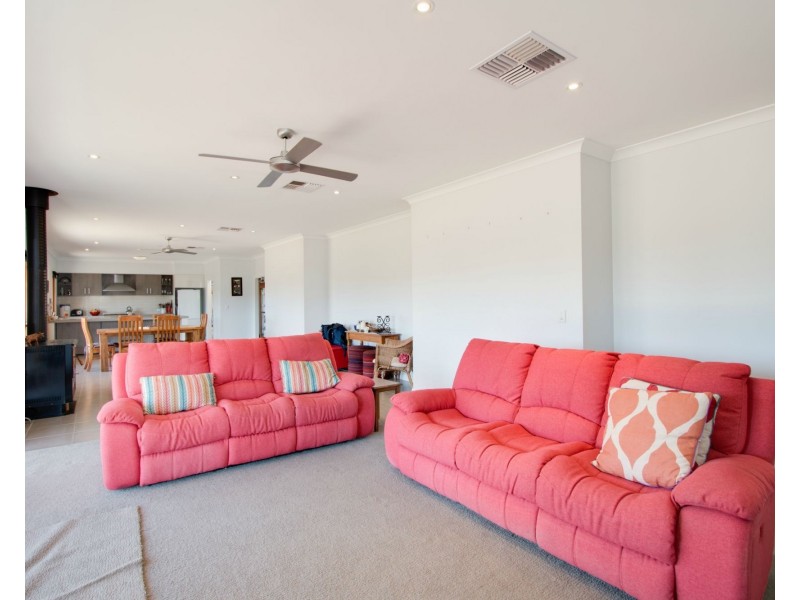 17 Grant Street, Towong VIC 3707