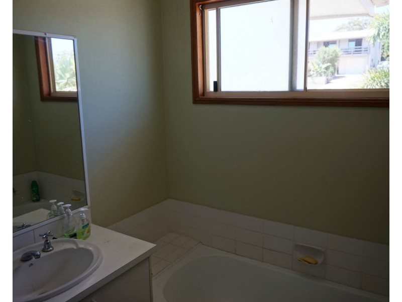 25 Manooka Drive, Rainbow Beach QLD 4581