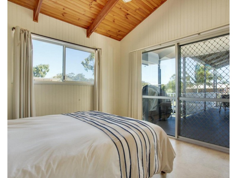 11 Zircon Ave, Rainbow Beach QLD 4581