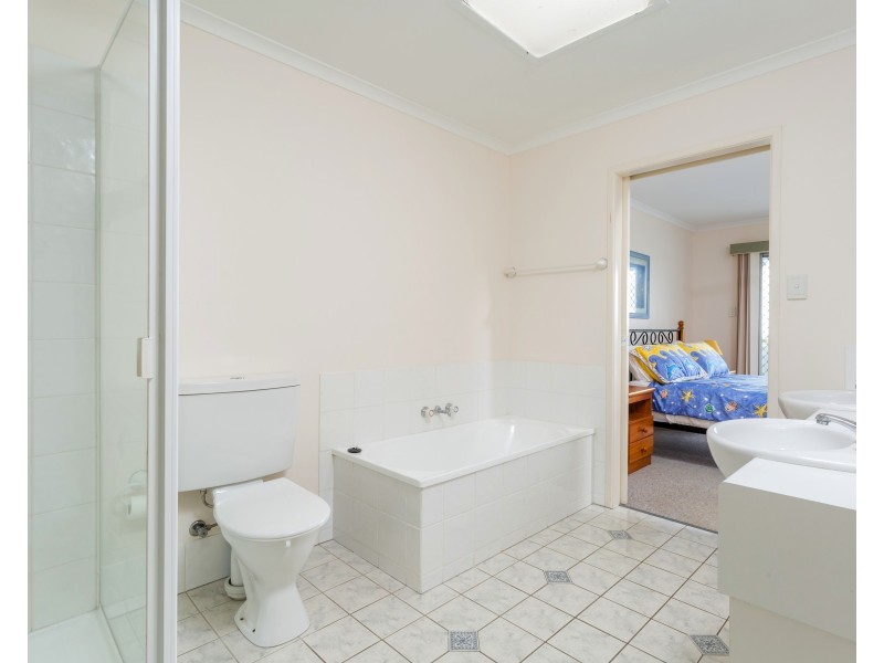 2/42 Manooka Dr, Rainbow Beach QLD 4581