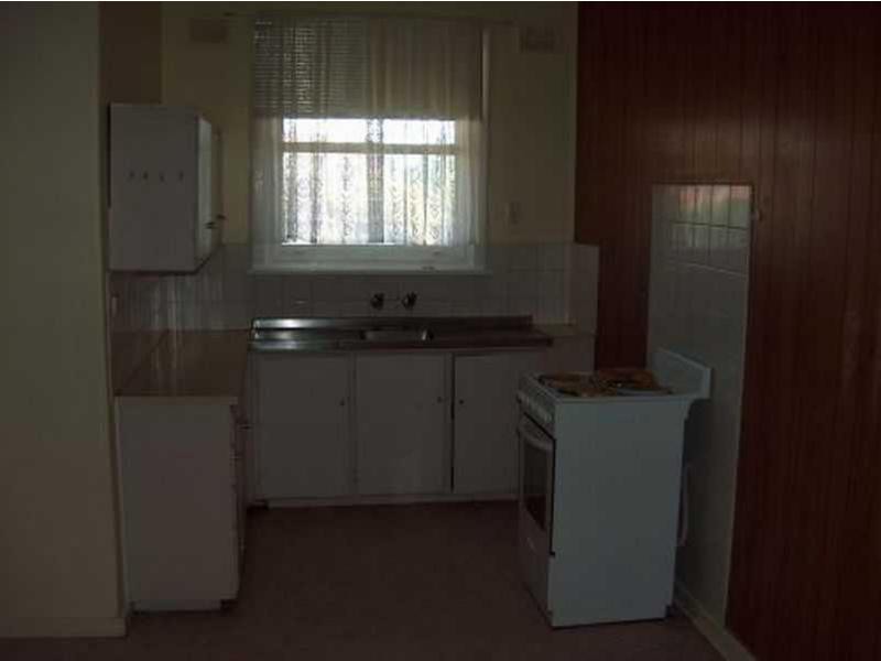 8 midlow Road, Elizabeth SA 5112