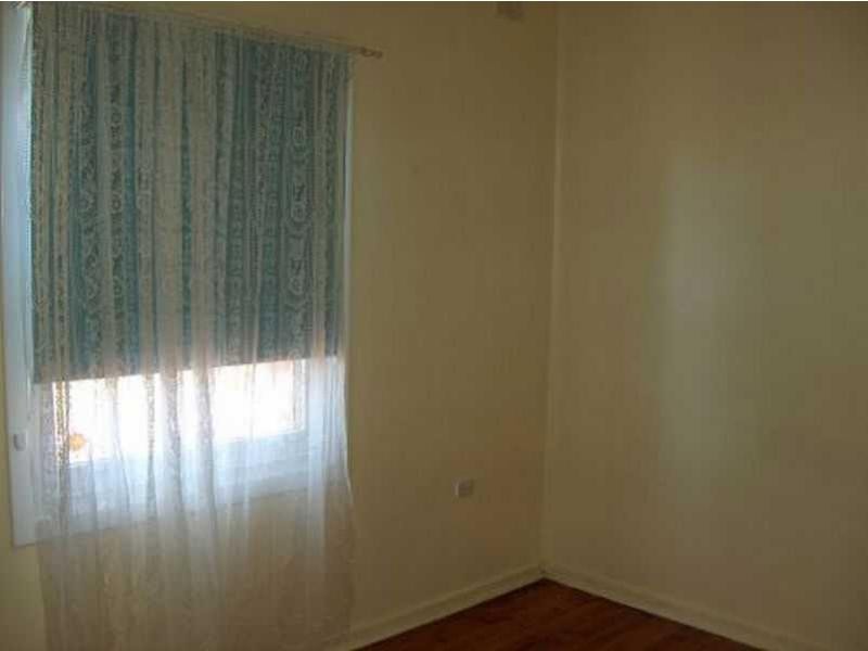 8 midlow Road, Elizabeth SA 5112