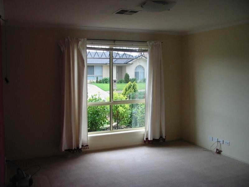 8 Cyclamen Avenue, Para Hills SA 5096