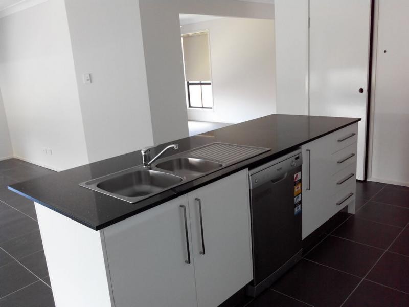 L48 Darling Close, Pacific Pines QLD 4211