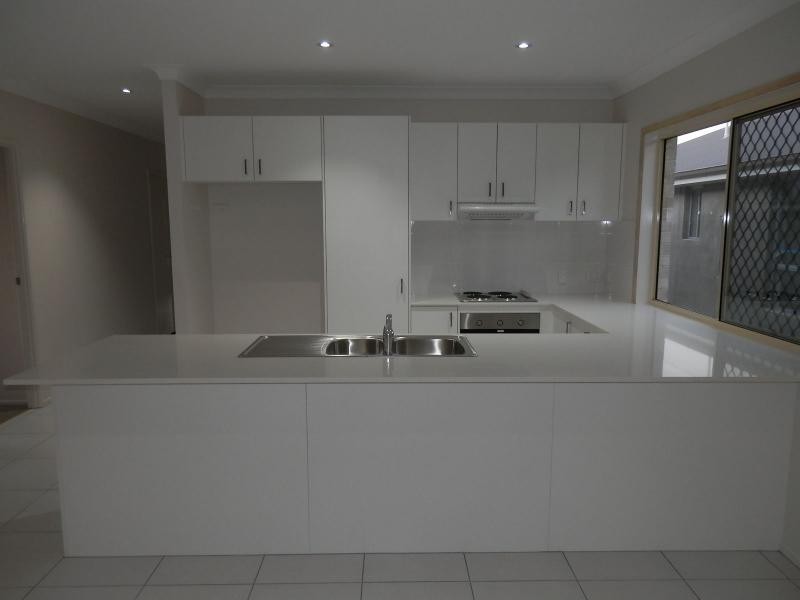 10 Darling Close, Pacific Pines QLD 4211