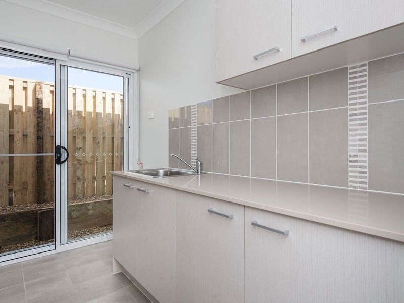 8 Hillstone Crescent, Riverstone Crossing, Maudsland QLD 4210