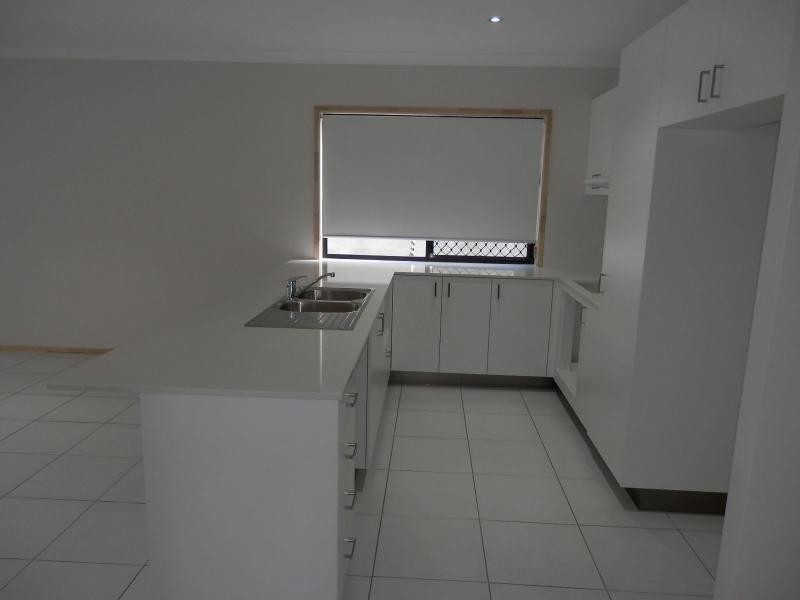 6 Darling Close, Pacific Pines QLD 4211