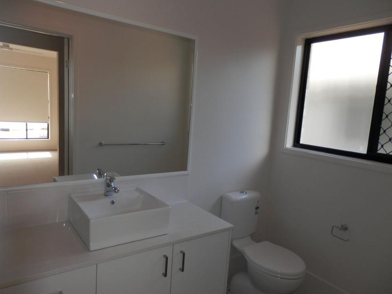 6 Darling Close, Pacific Pines QLD 4211