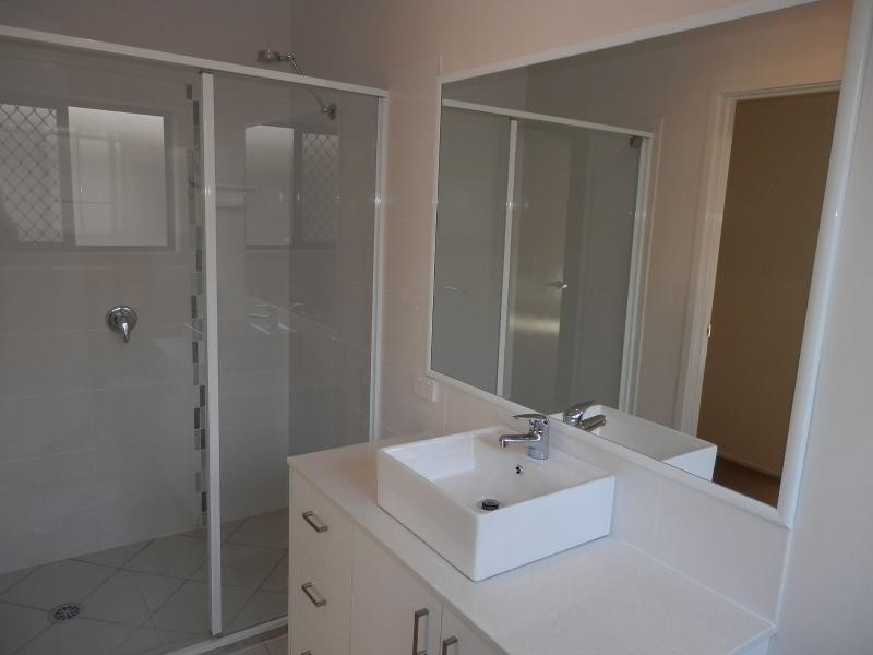 6 Darling Close, Pacific Pines QLD 4211