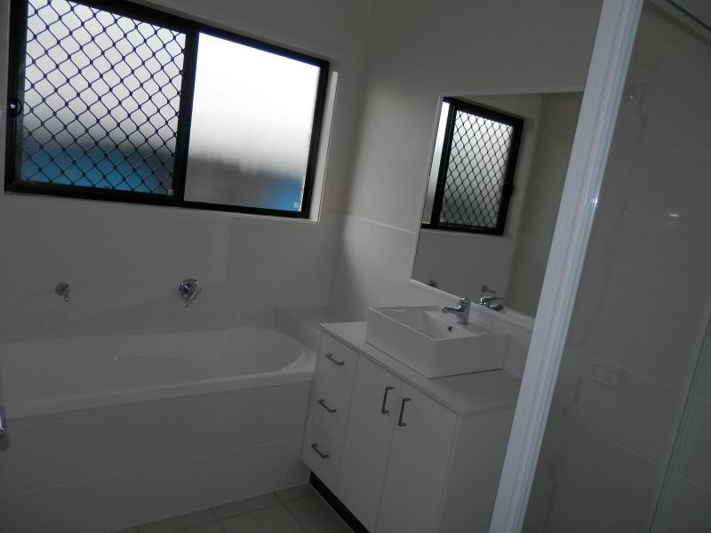 6 Darling Close, Pacific Pines QLD 4211