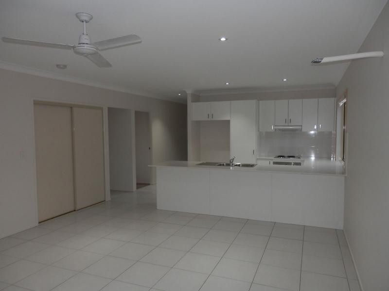 L48 Darling Close, Pacific Pines QLD 4211