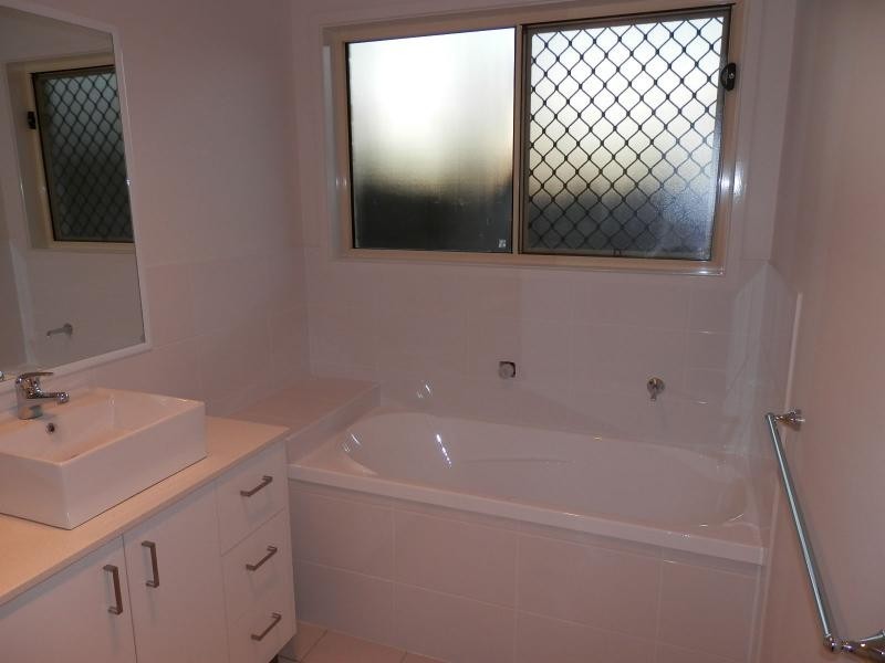 L48 Darling Close, Pacific Pines QLD 4211