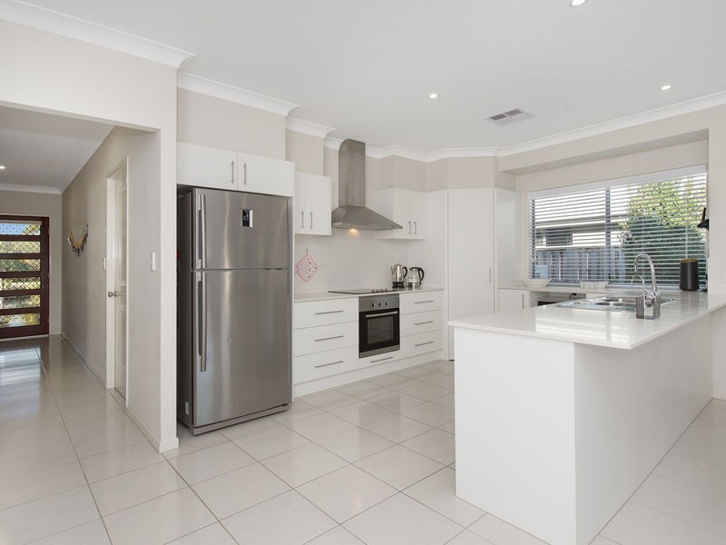 18 Plantation Crescent, Riverstone Crossing, Maudsland QLD 4210