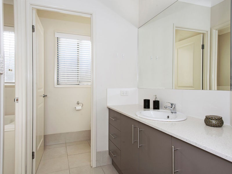 18 Plantation Crescent, Riverstone Crossing, Maudsland QLD 4210