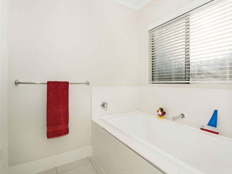 18 Plantation Crescent, Riverstone Crossing, Maudsland QLD 4210