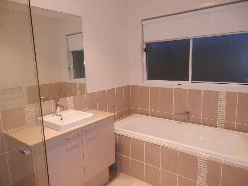 2 Grevillia Crescent, Riverstone Crossing, Maudsland QLD 4210