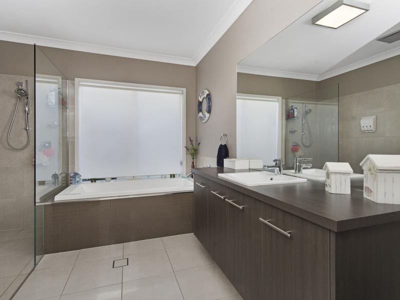 4 Mountain View Parade, Riverstone Crossing, Maudsland QLD 4210