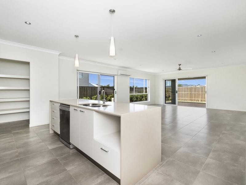 30 Hillstone Crescent, Maudsland QLD 4210