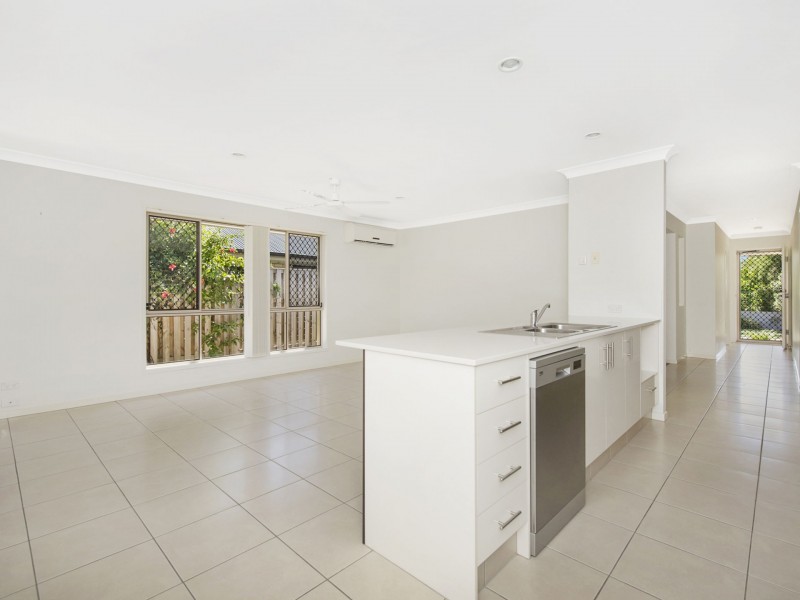 8 Plantation Crescent, Maudsland QLD 4210