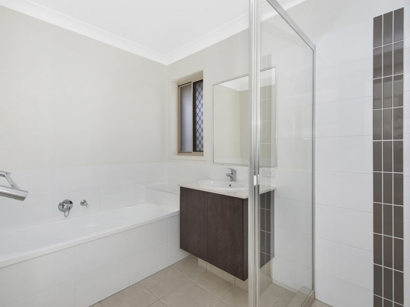 8 Plantation Crescent, Maudsland QLD 4210