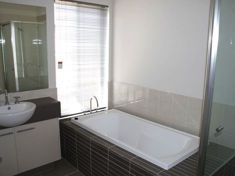 Pacific Pines QLD 4211