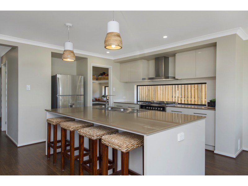 13 Greenvale Cres, Maudsland QLD 4210