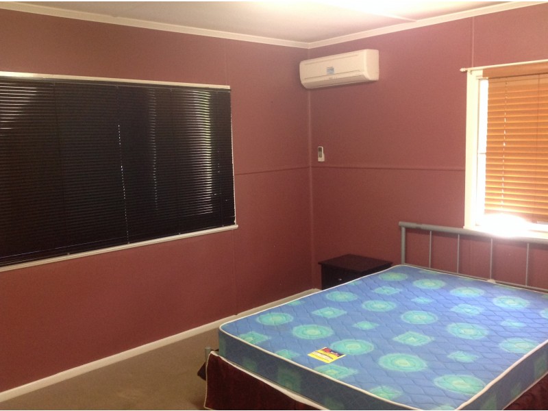 52 King St, Nanango QLD 4615