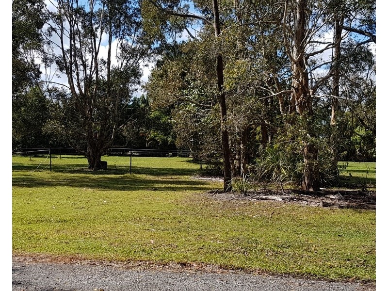 8 Hardwood Rd, Landsborough QLD 4550