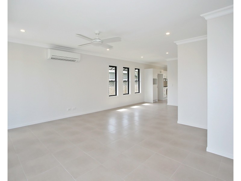 8 George St, Woodford QLD 4514