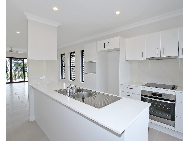 8 George St, Woodford QLD 4514
