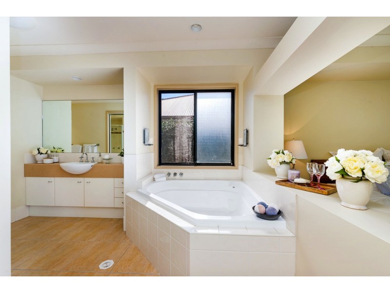 3 Veerings Cres, Twin Waters QLD 4564