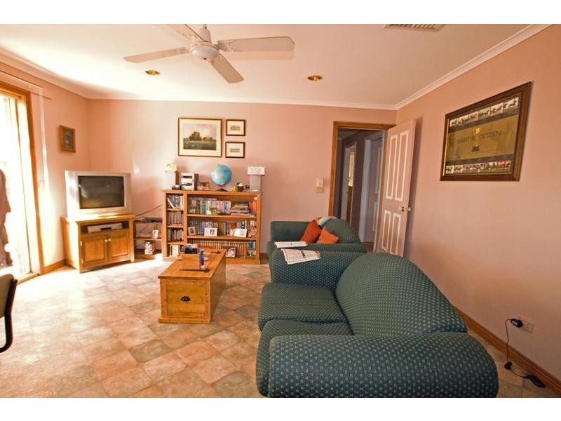 5 Guy Court, Kangaroo Flat VIC 3555