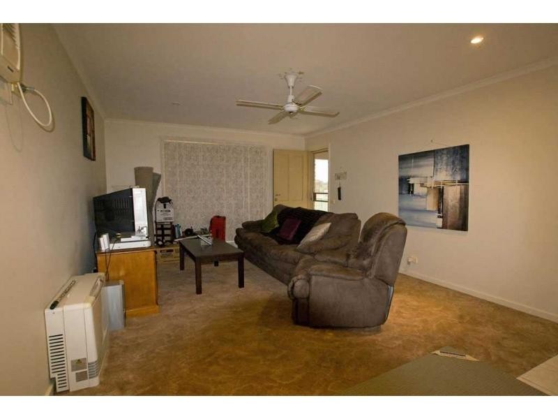 2/21 Davey Close, Flora Hill VIC 3550