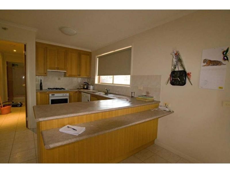 2/21 Davey Close, Flora Hill VIC 3550